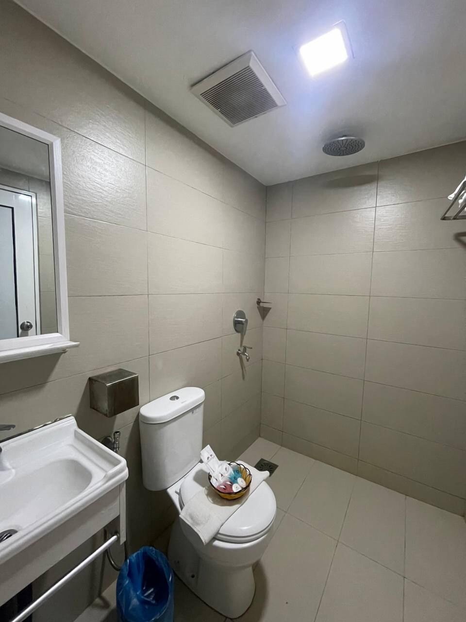 Double Room | Bathroom | Free toiletries, bidet, soap, shampoo