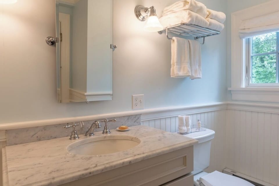 Deluxe Room, 1 Queen Bed, Non Smoking | Bathroom | Free toiletries, hair dryer, bathrobes, towels
