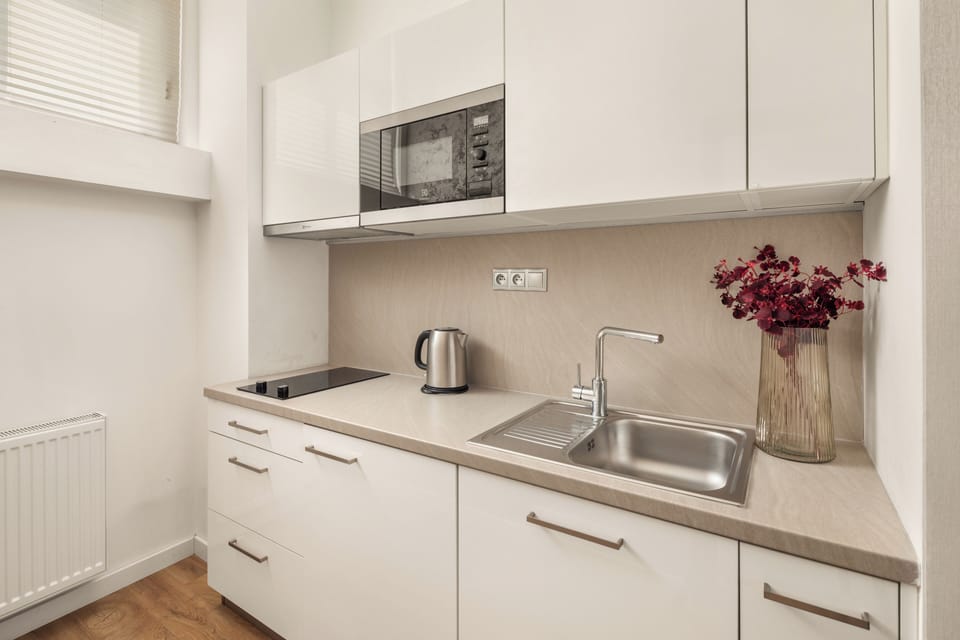 Executive Studio | Private kitchen | Fridge, microwave, coffee/tea maker, electric kettle