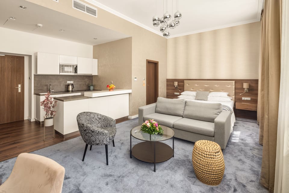 Executive Studio | In-room safe, desk, laptop workspace, blackout drapes
