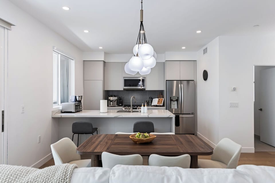 Family House, City View | Dining room