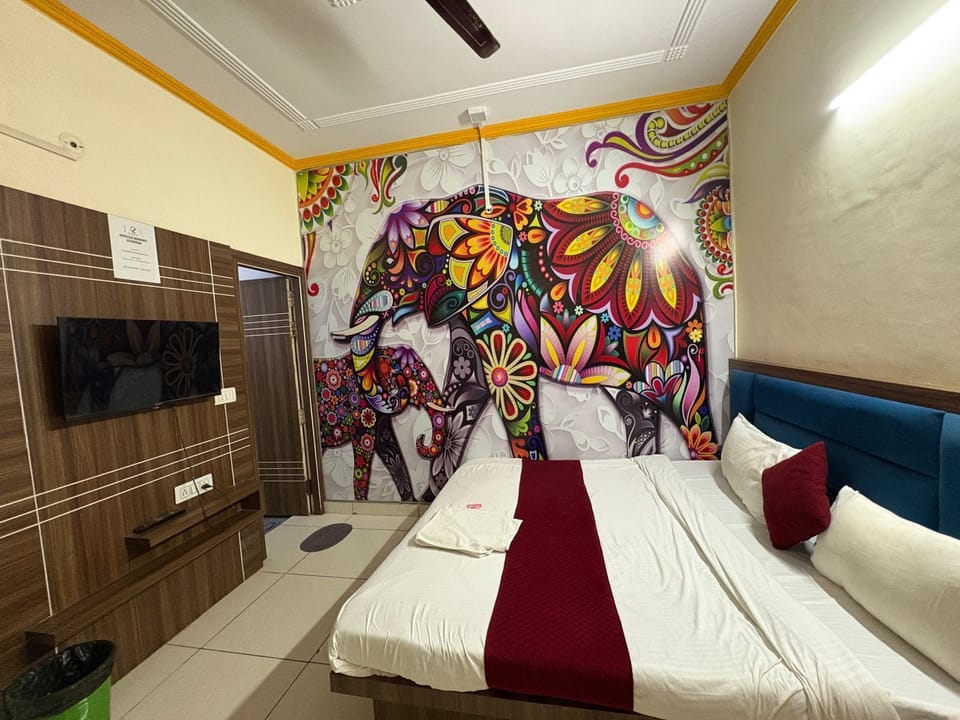 Deluxe Double Room | Hypo-allergenic bedding, down comforters, desk, rollaway beds