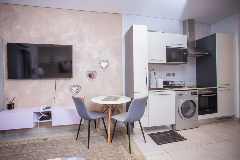 Classic Studio, City View | Private kitchen | Full-size fridge, microwave, oven, stovetop