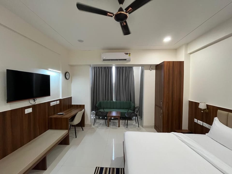 Deluxe Double Room, Balcony, Garden View | Desk, laptop workspace, soundproofing, free WiFi