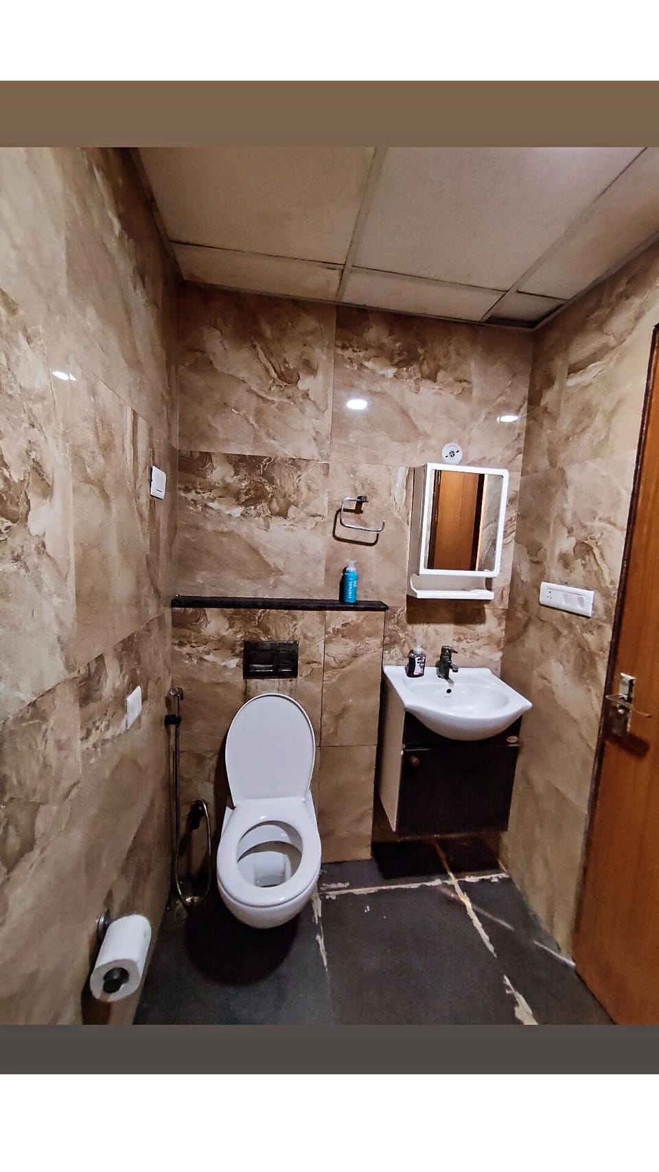 Comfort Apartment | Bathroom | Shower, free toiletries, towels, soap