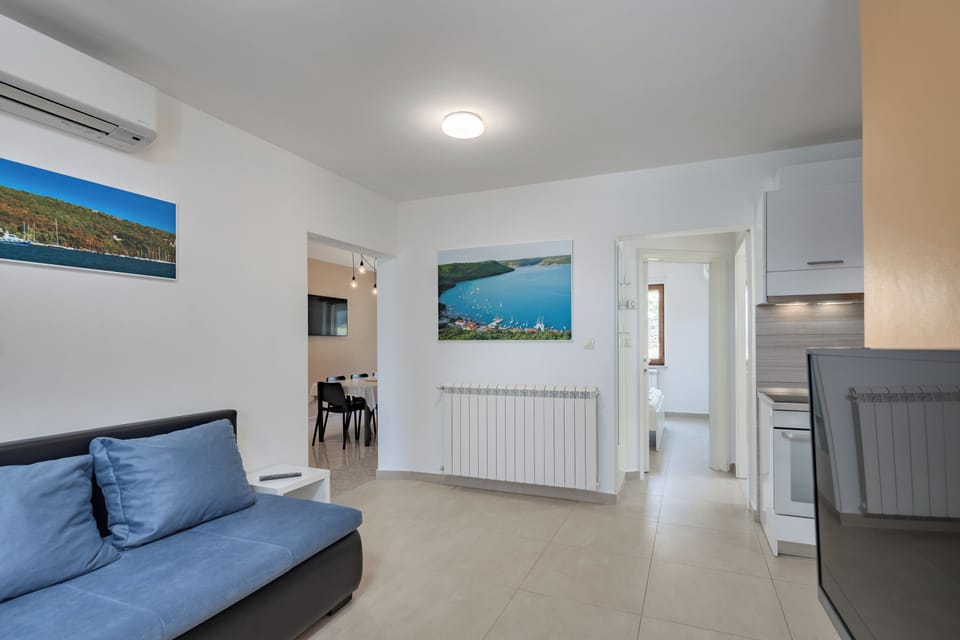 Family House, 4 Bedrooms, Microwave (Seaview Pool House Mytilus) | Living area | Smart TV