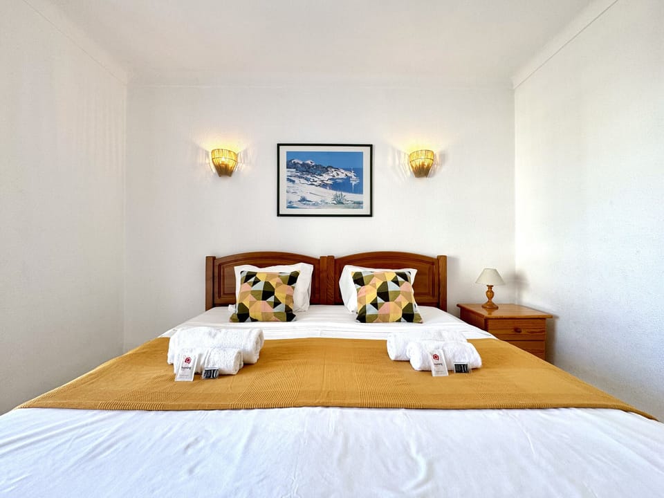 1 bedroom, bed sheets