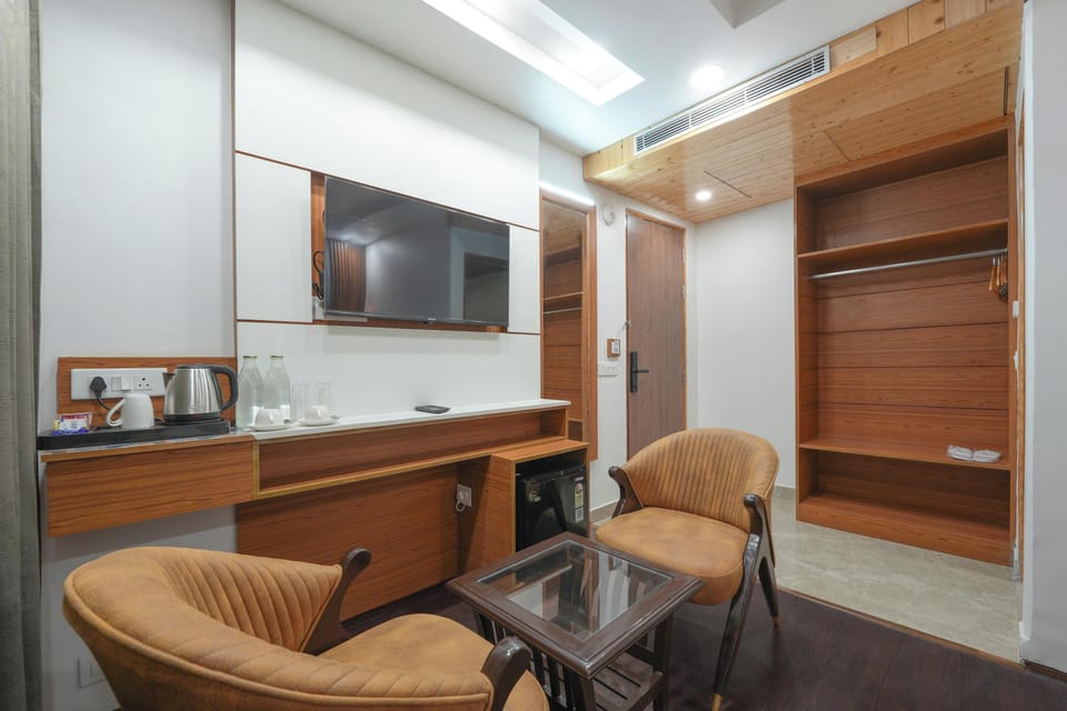 Skyview Deluxe room without Balcony | Egyptian cotton sheets, premium bedding, minibar, desk