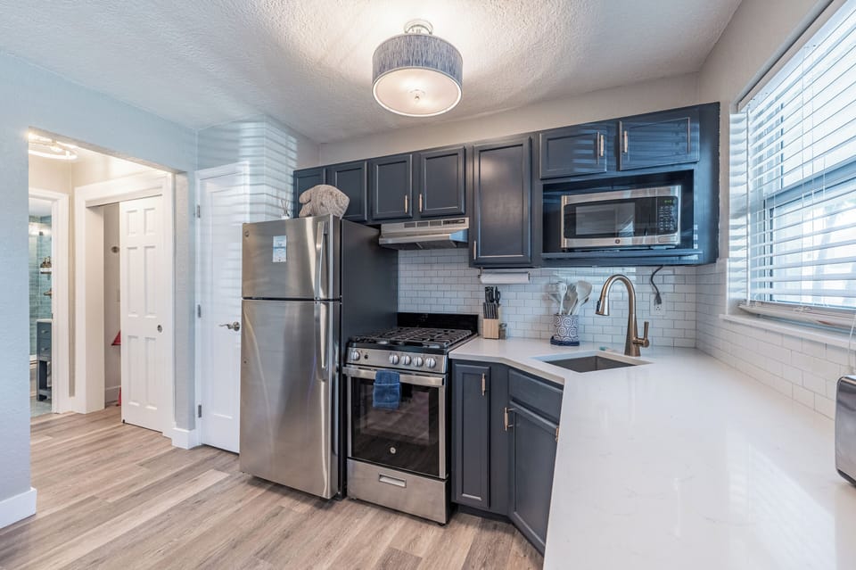 Fridge, oven, stovetop, cookware/dishes/utensils