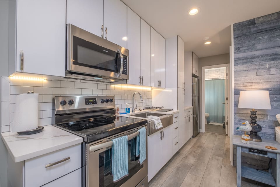 Executive Suite | Private kitchen | Fridge, oven, stovetop, cookware/dishes/utensils