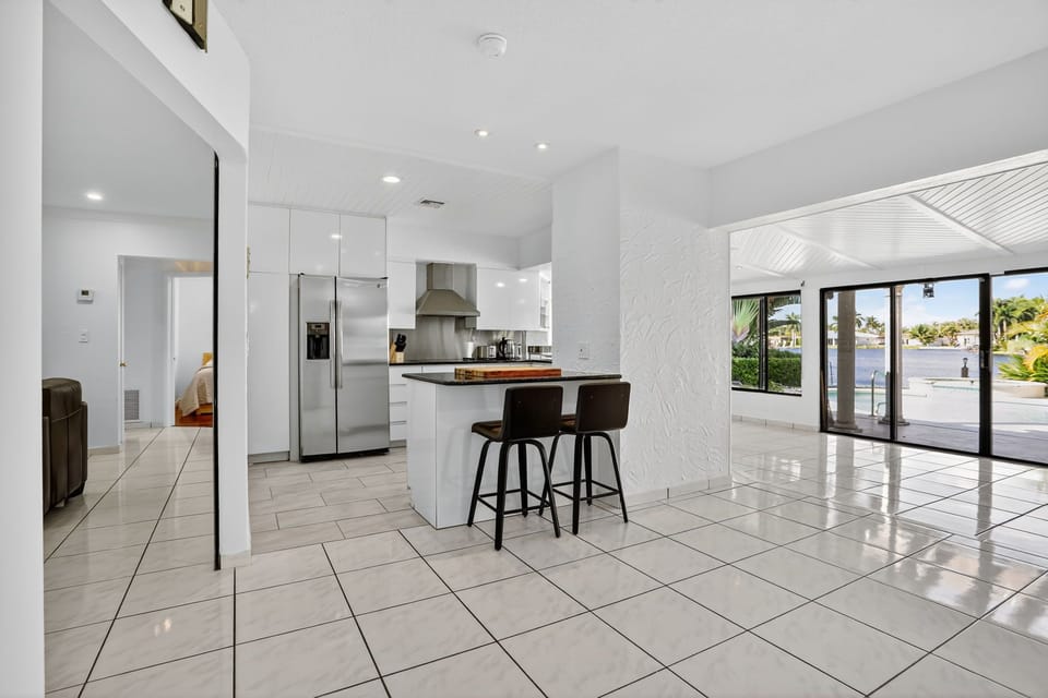 Superior House, Canal View | Living area