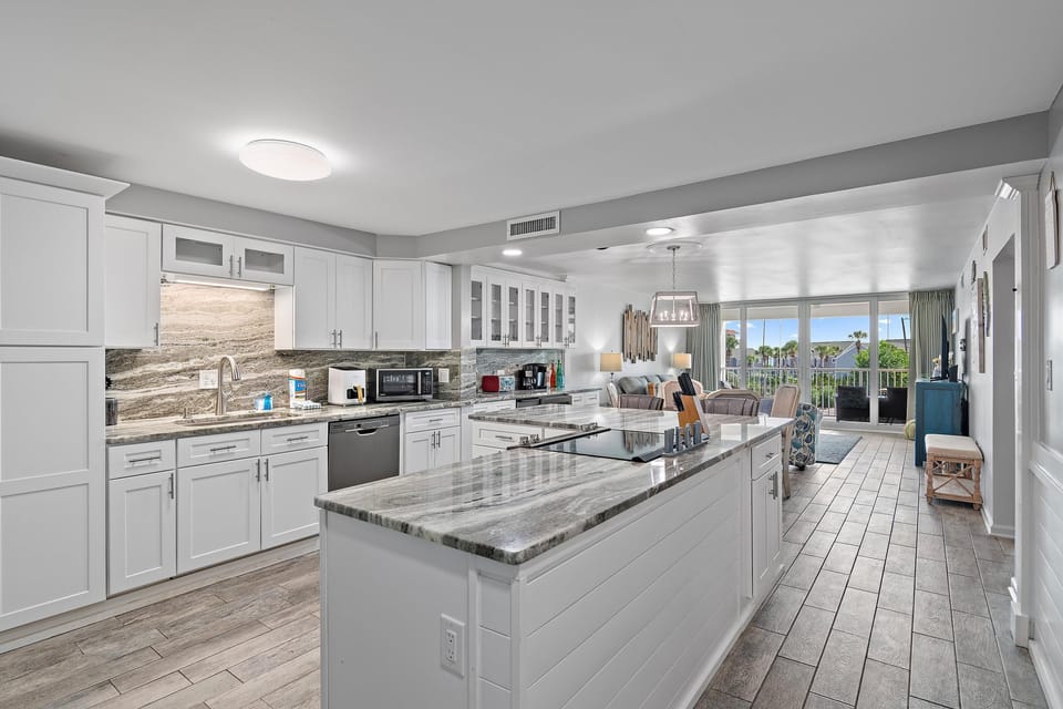 Condo, Multiple Beds (Shoreline Towers 3033) | Private kitchen