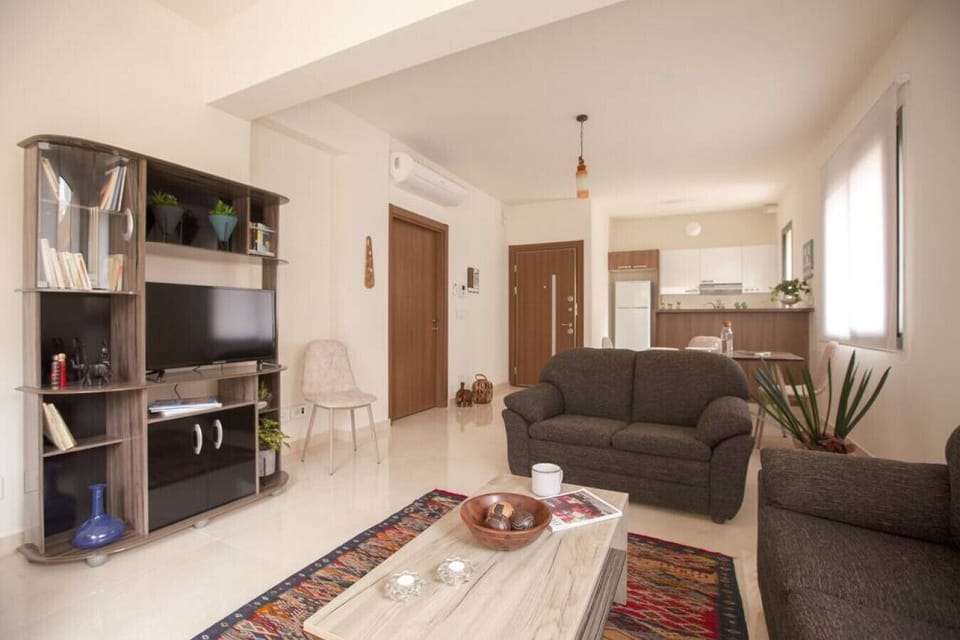 Apartment, 2 Bedrooms, Kitchen, City View | Living room | 42-inch TV with cable channels