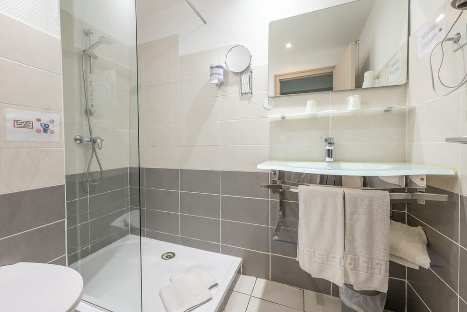 Standard Twin Room | Bathroom | Shower, free toiletries, hair dryer, towels