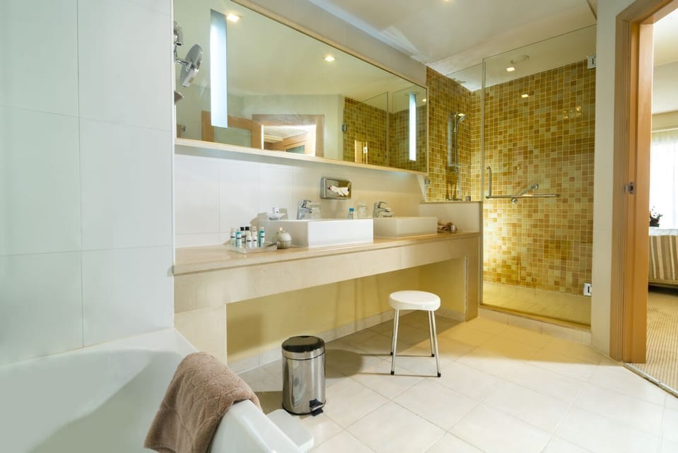 Junior Suite | Minibar, in-room safe, desk, blackout drapes
