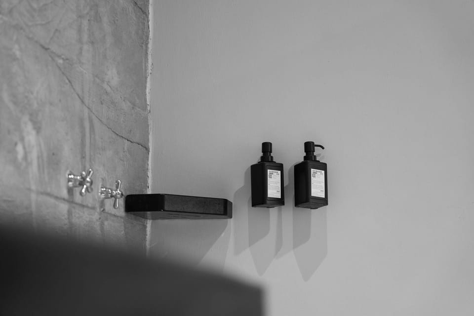 Comfort Double Room | Bathroom | Shower, rainfall showerhead, free toiletries, towels