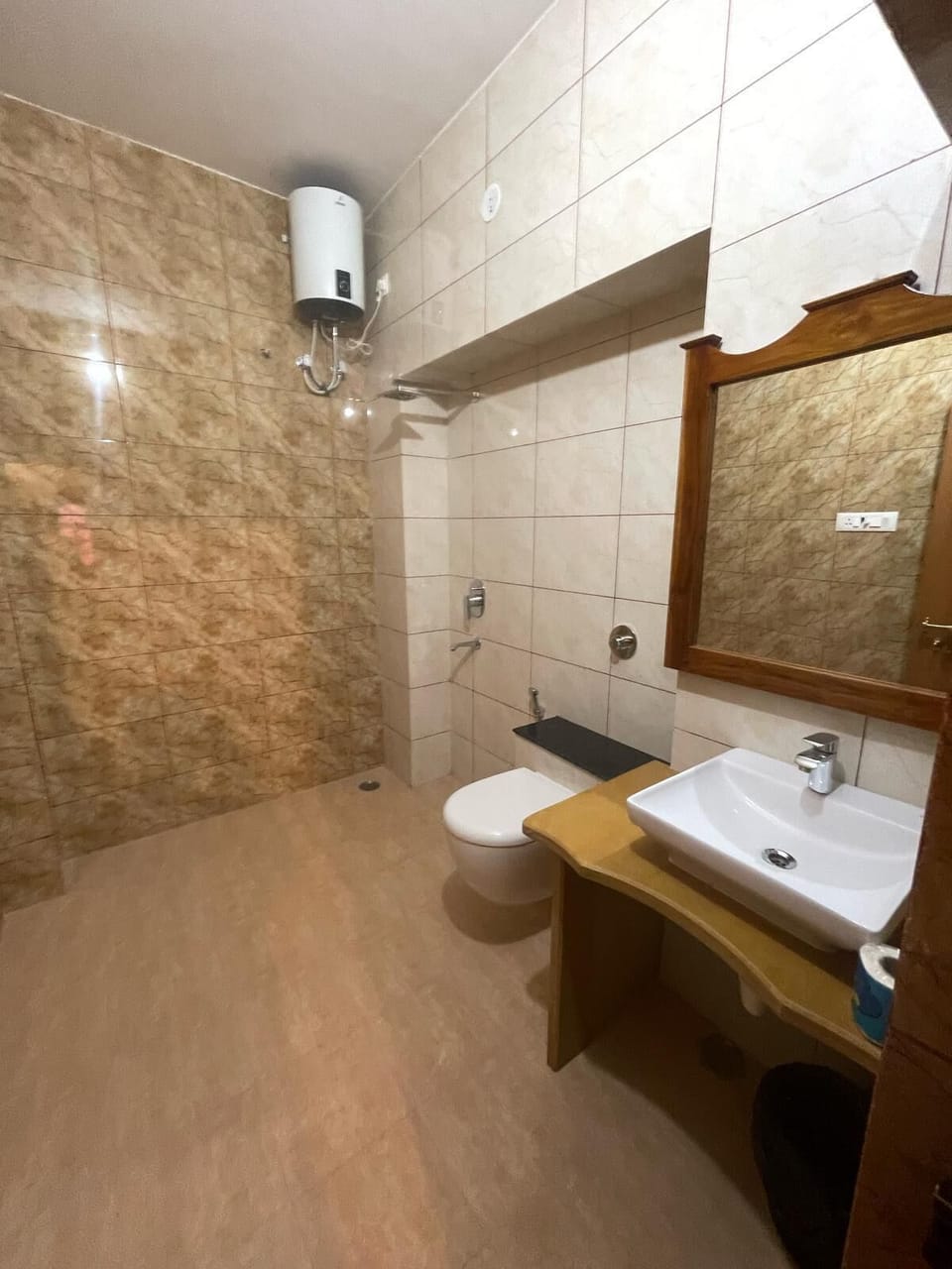Deluxe Double Room | Bathroom | Slippers
