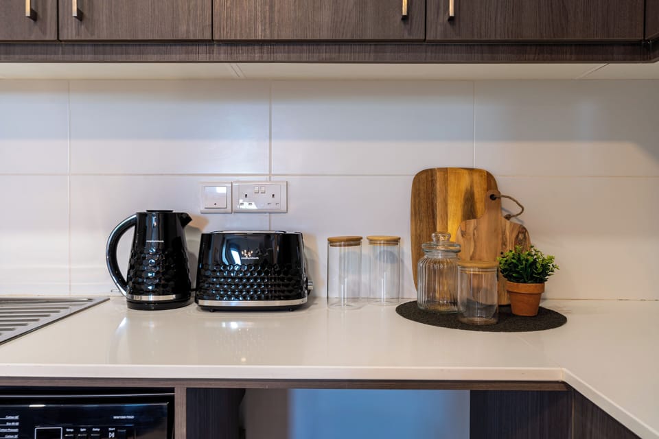 Apartment, 2 Bedrooms, Kitchen, City View | Private kitchen | Full-size fridge, microwave, oven, stovetop
