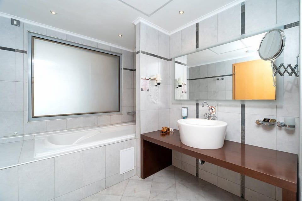 Deluxe Studio Suite, Sea View | Bathroom | Combined shower/tub, hair dryer, towels, soap
