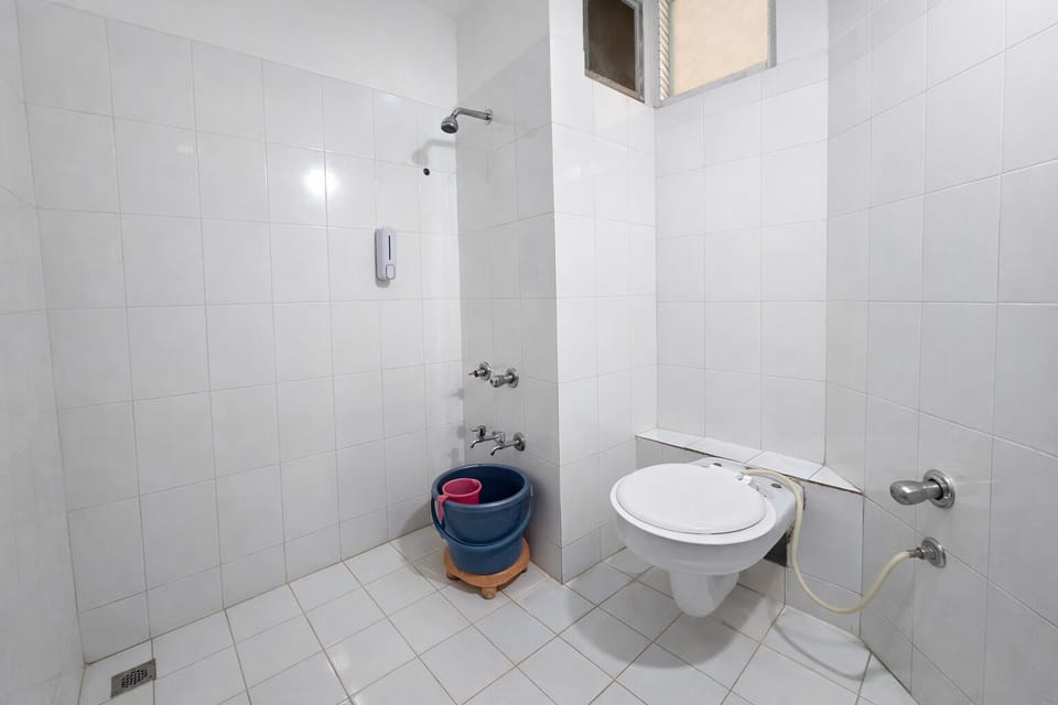 Shower, rainfall showerhead, free toiletries, bidet