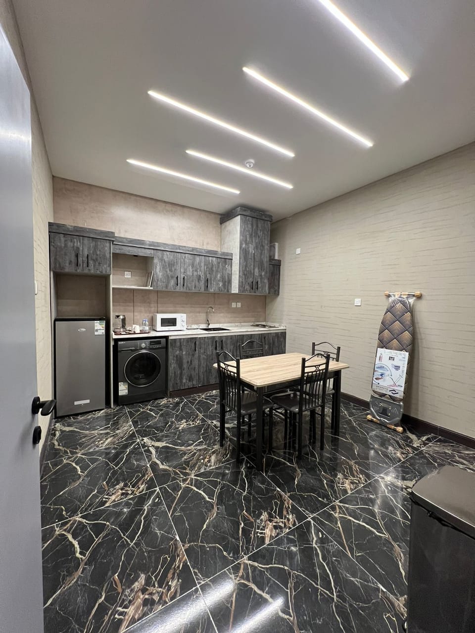 Executive Apartment | Private kitchen | Mini-fridge, microwave, oven, stovetop