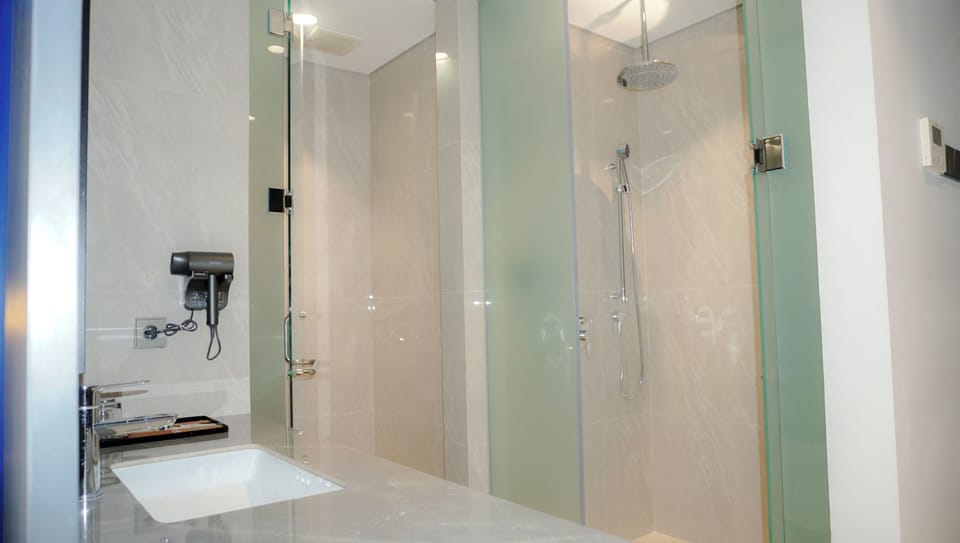 Junior Suite, 2 Bedrooms | Desk, iron/ironing board, free WiFi, bed sheets