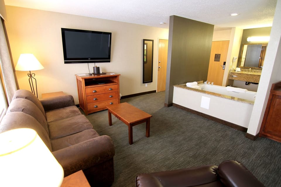 Suite, Jetted Tub | Premium bedding, down comforters, pillowtop beds, blackout drapes