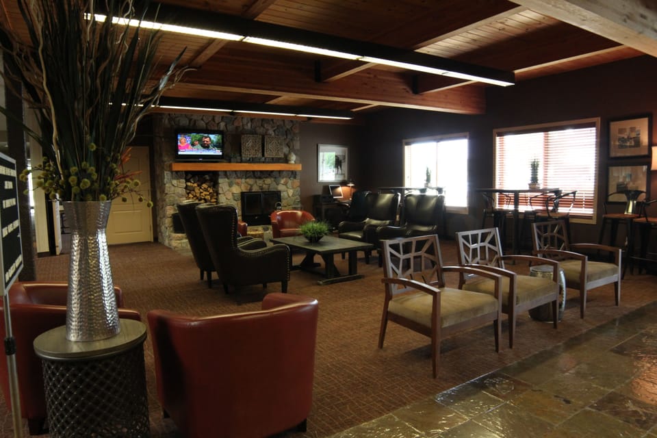 Lobby lounge