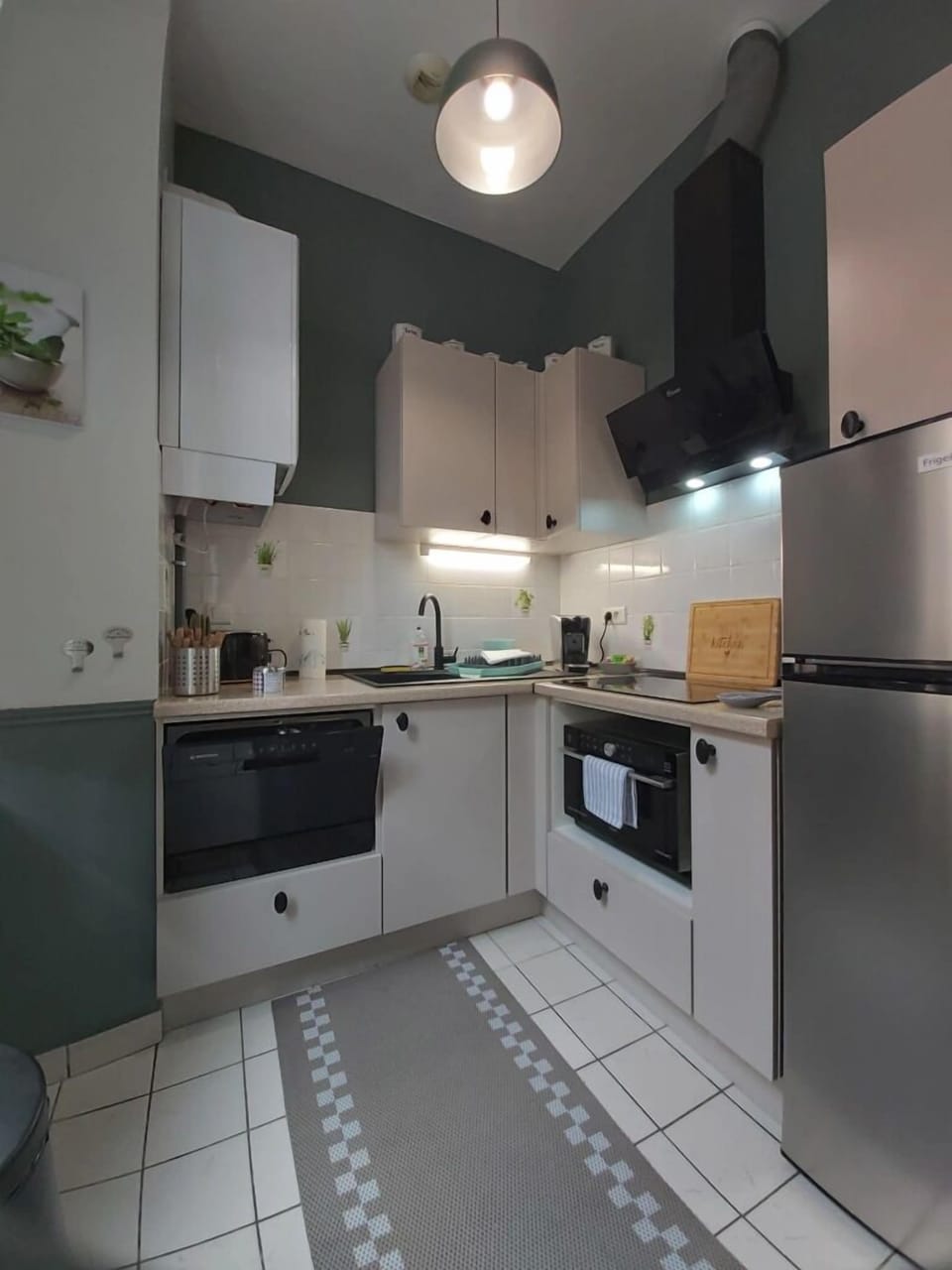 Comfort Apartment, City View | Private kitchen
