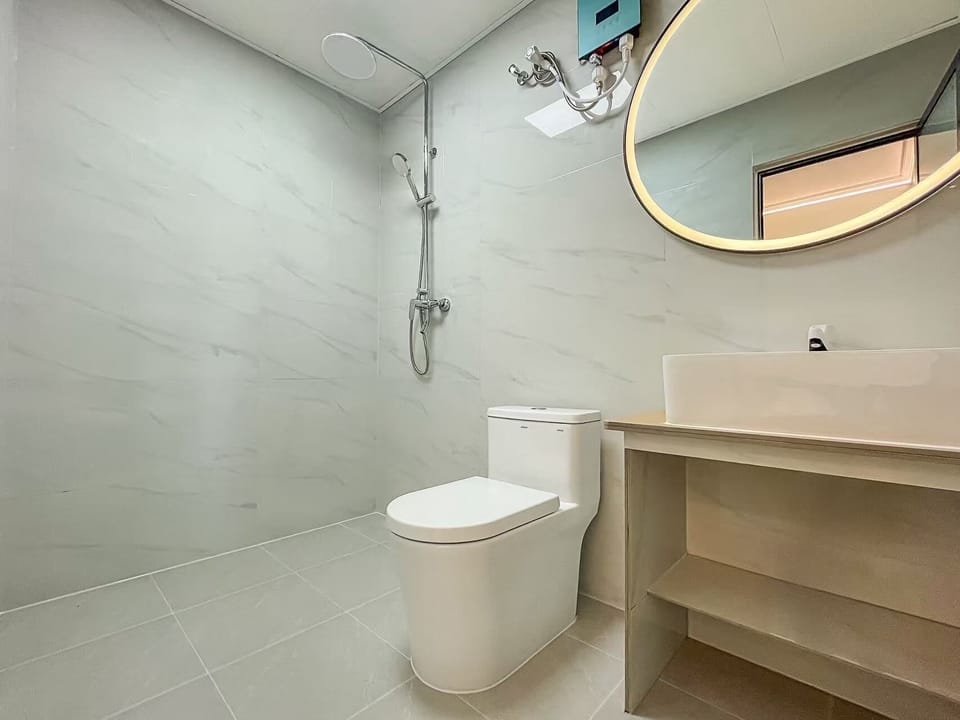 Romantic Twin Room, Ocean View | Bathroom | Shower, rainfall showerhead, free toiletries, hair dryer