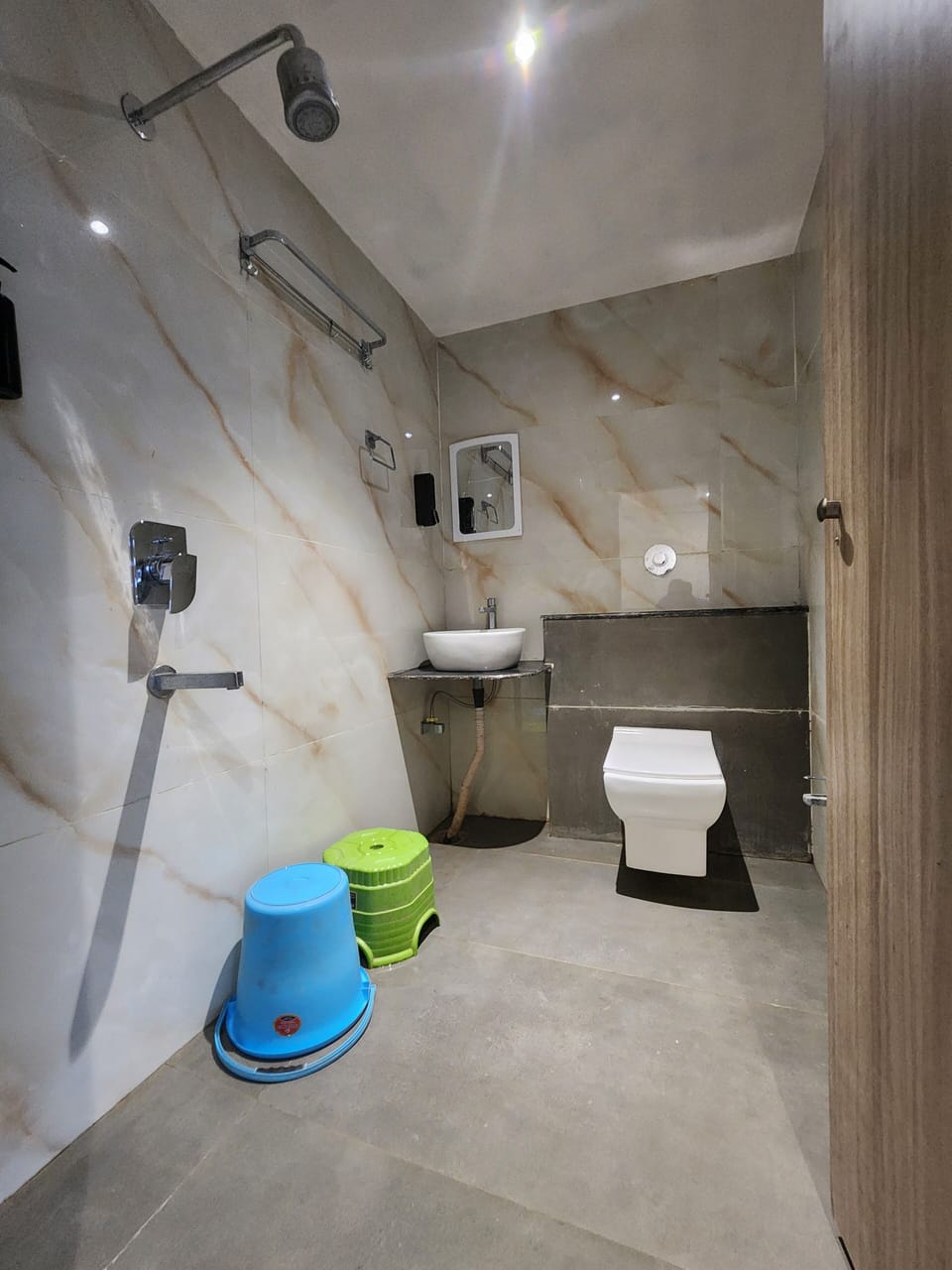 Deluxe Quadruple Room | Bathroom | Shower, towels, soap, shampoo