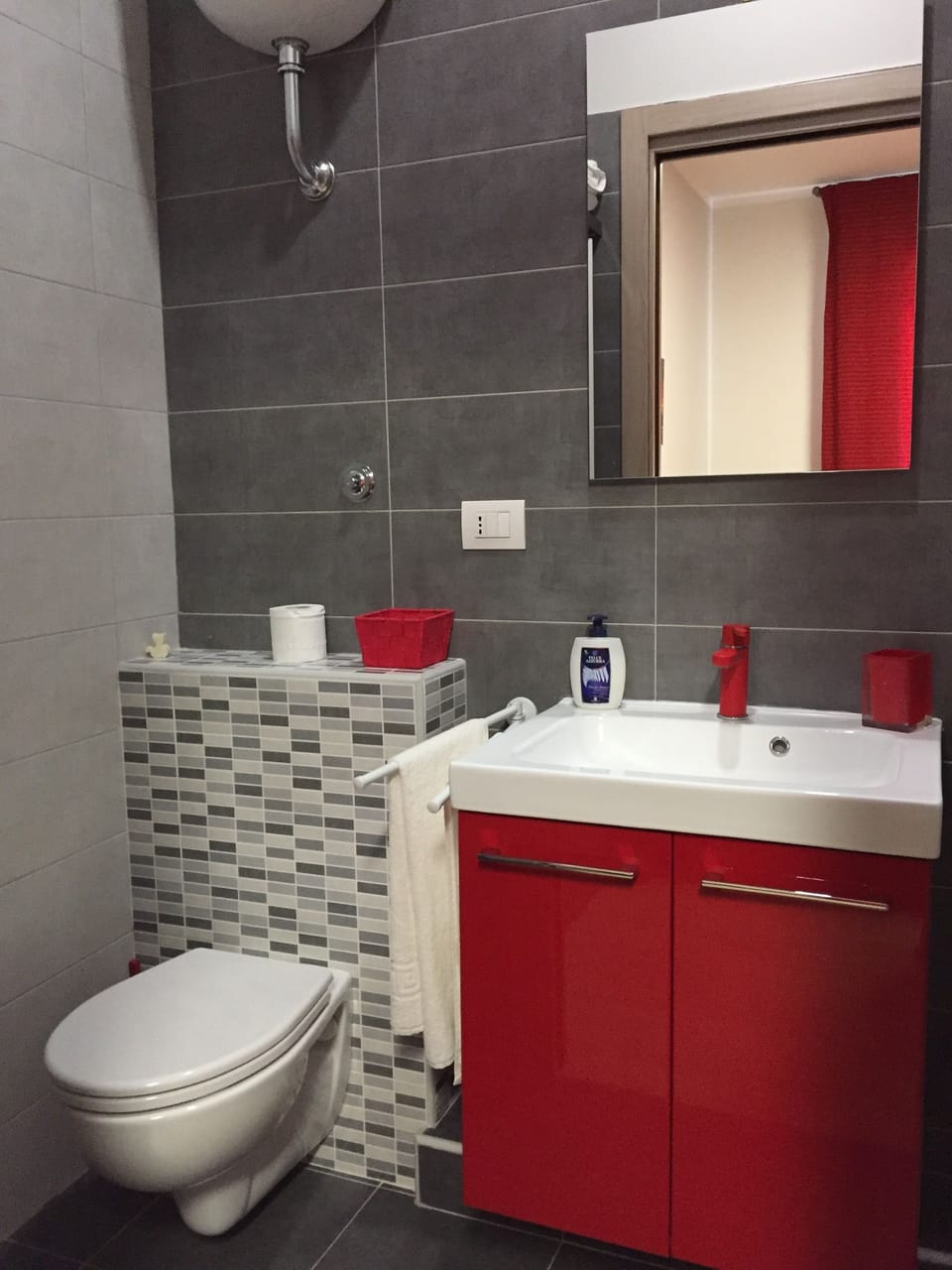 Deluxe Double Room, Private Bathroom | Bathroom | Shower, free toiletries, hair dryer, towels