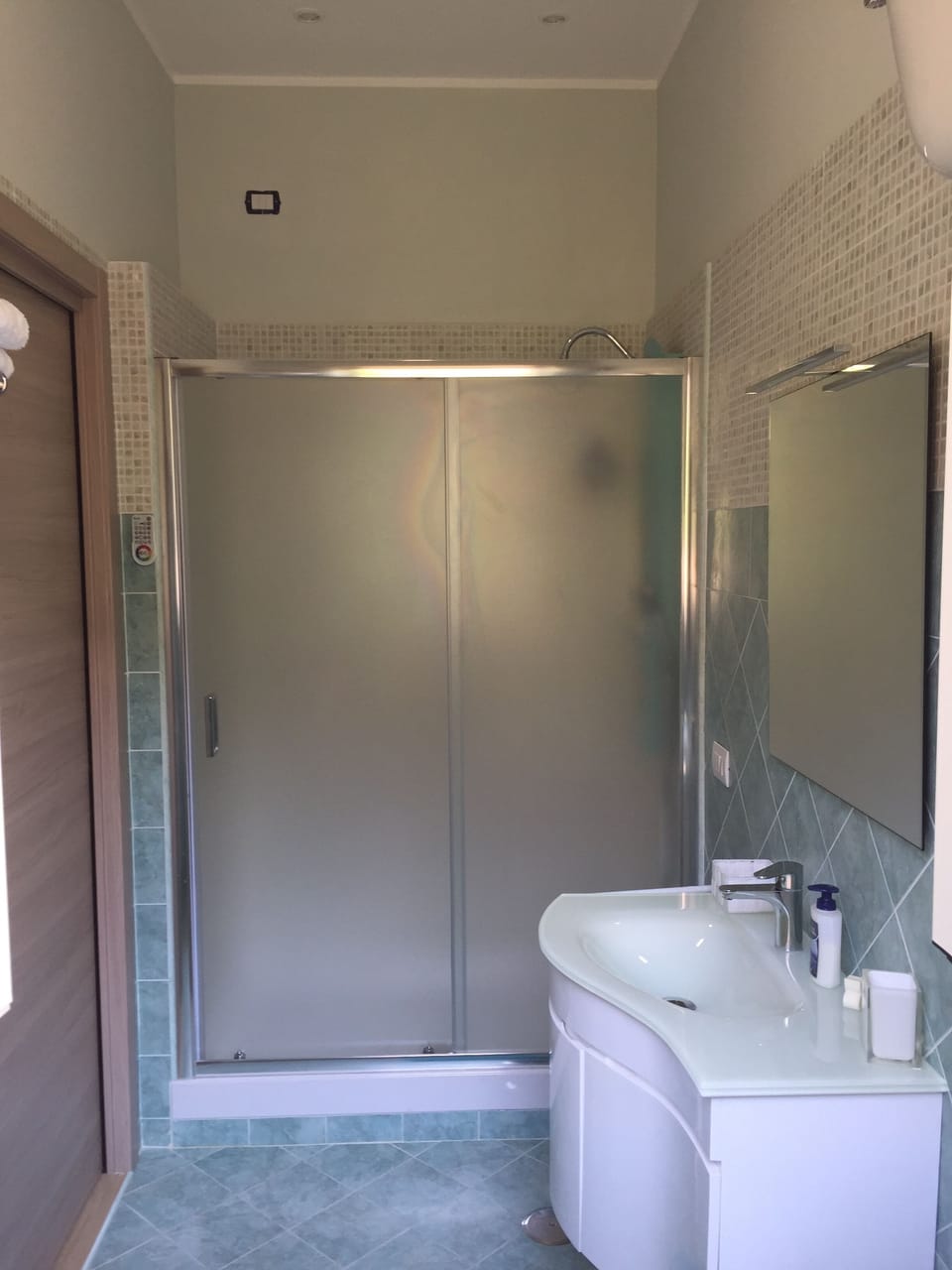 Classic Double Room, Non Smoking, Private Bathroom | Bathroom | Shower, free toiletries, hair dryer, towels