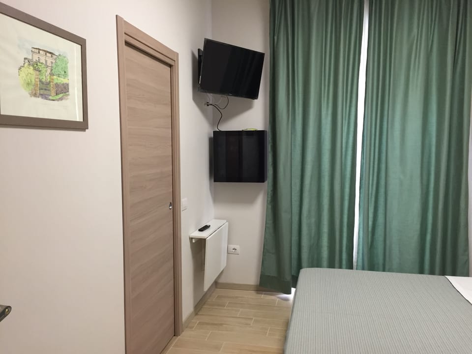 Classic Double Room, Non Smoking, Private Bathroom | In-room safe, desk, iron/ironing board (on request), WiFi (free)