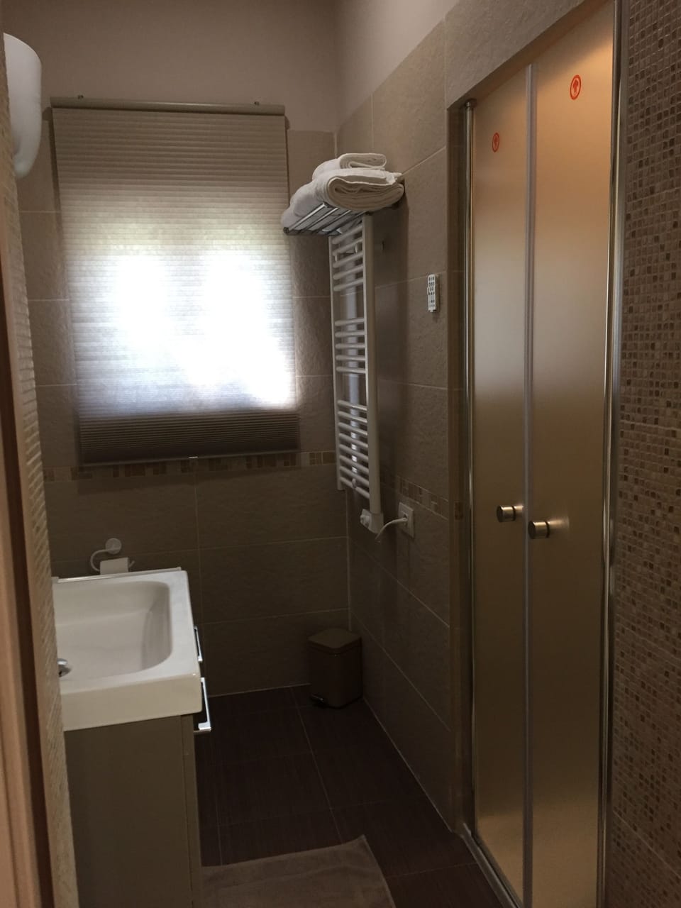 Comfort Double Room, Non Smoking, Private Bathroom | Bathroom | Shower, free toiletries, hair dryer, towels