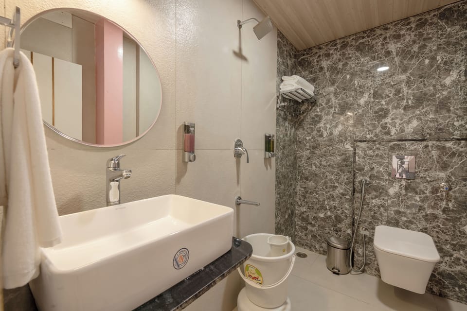 Family Room | Bathroom | Shower, bidet, towels, soap