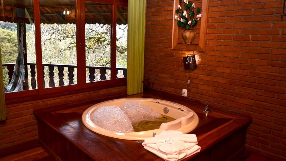 Chalet | Private spa tub
