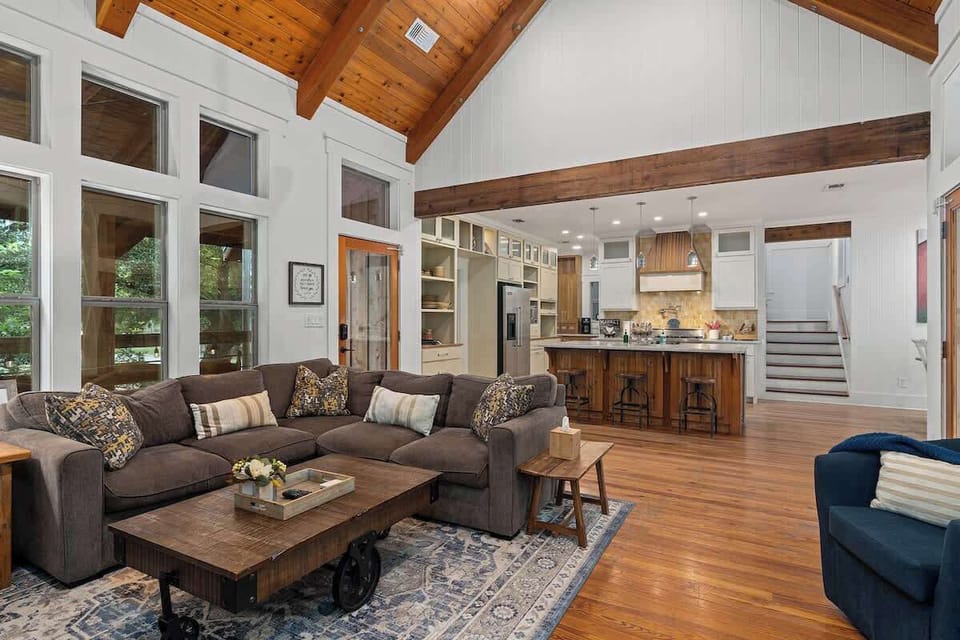 House, Multiple Beds, Patio (1210 Sleepy Hollow) | Living area