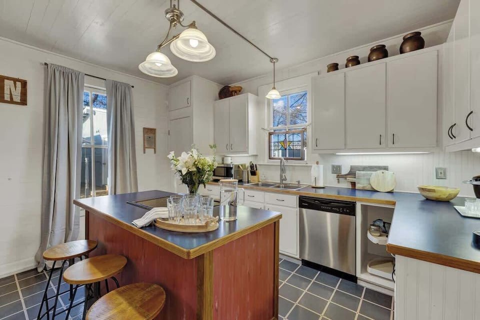 House, Multiple Beds, Pool Access, Pool View (908 N Crockett) | Private kitchen