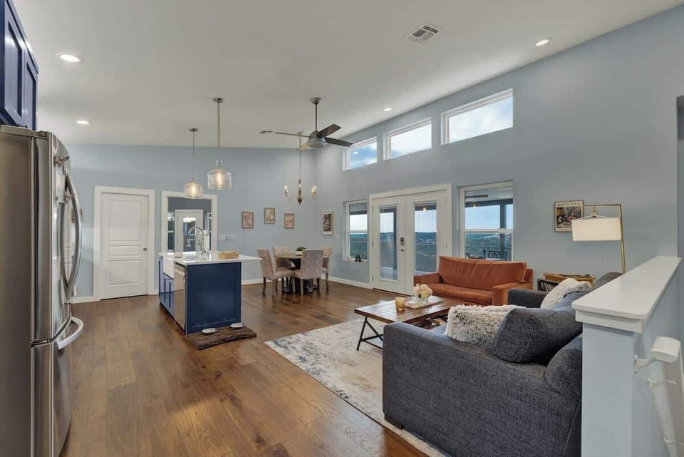 House, Multiple Beds, Hot Tub (336 Ridgeview Dr) | Living area
