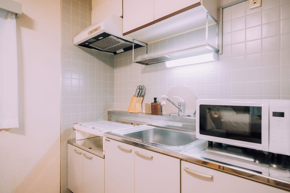 Apartment, 1 Bedroom, Non Smoking | Private kitchen | Microwave, stovetop, electric kettle, cookware/dishes/utensils
