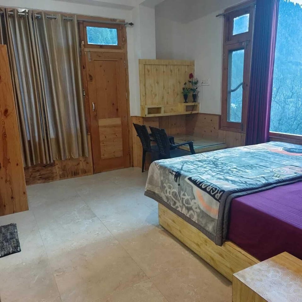 Deluxe Room, Smoking | Desk, rollaway beds, free WiFi, bed sheets