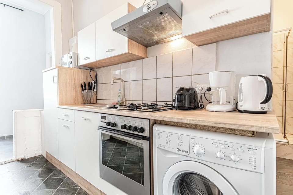 Basic Apartment | Private kitchen | Fridge, microwave, oven, stovetop