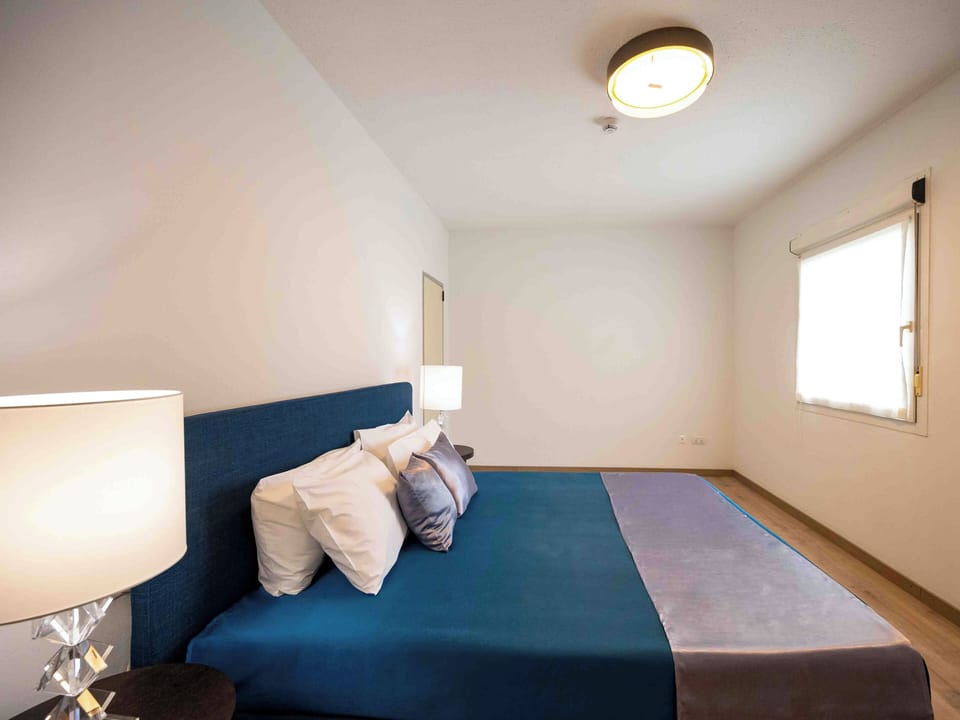 Junior Suite, Garden View | Bathroom | Shower, rainfall showerhead, free toiletries, hair dryer