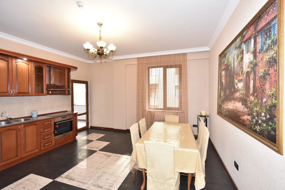 Family Apartment, 4 Bedrooms, Balcony | Private kitchen | Electric kettle