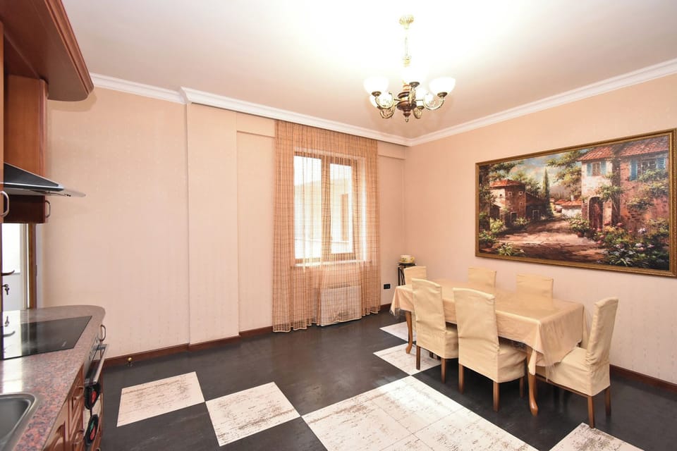 Family Apartment, 4 Bedrooms, Balcony | Private kitchen | Electric kettle