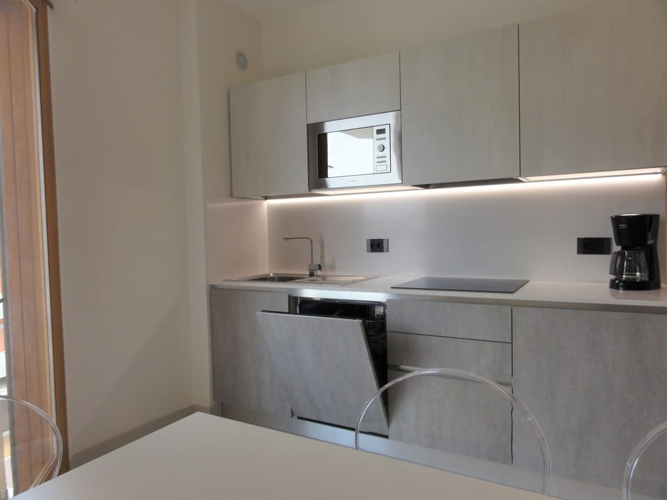 Apartment, 2 Bedrooms, Balcony, City View | Interior