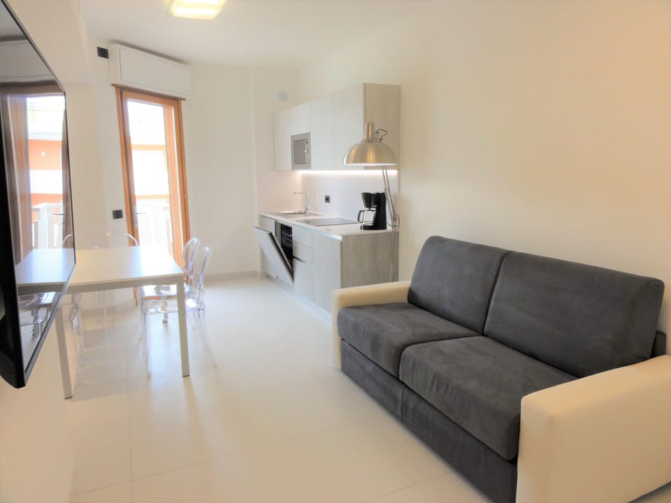 Apartment, 2 Bedrooms, Balcony, City View | Living room