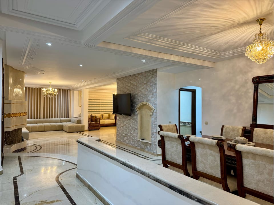 150-cm Smart TV with satellite channels, fireplace