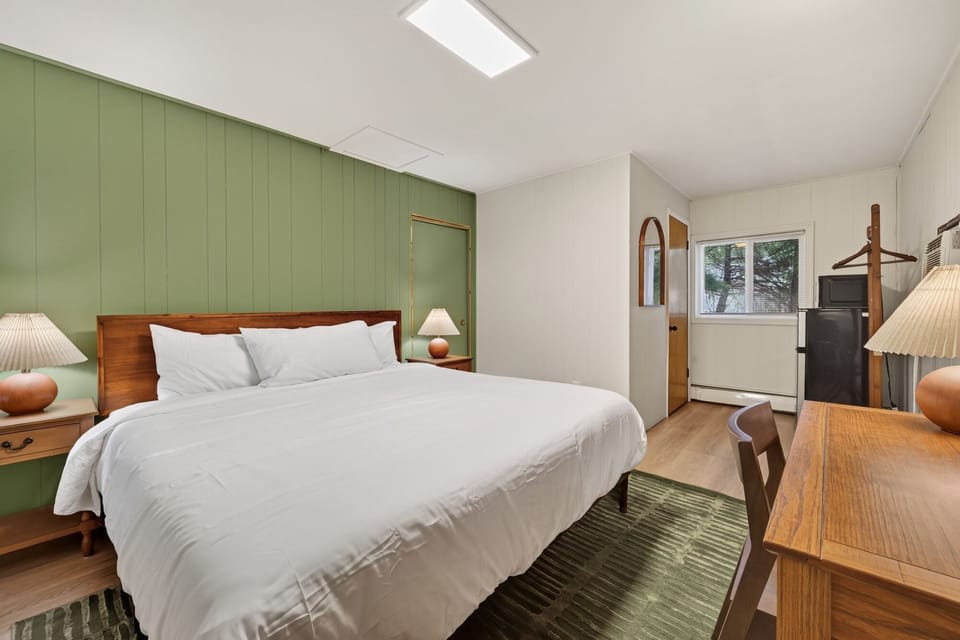 Comfort Single Room, 1 King Bed | Premium bedding, memory foam beds, laptop workspace, WiFi (free)
